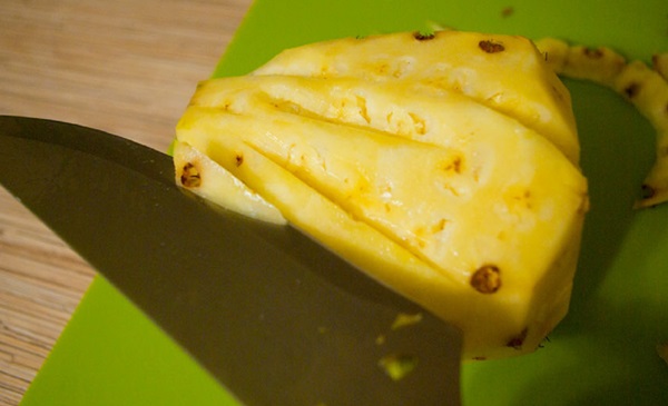 Wie man eine Ananas richtig und schön schneidet