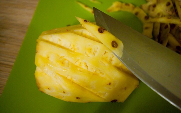 Wie man eine Ananas richtig und schön schneidet