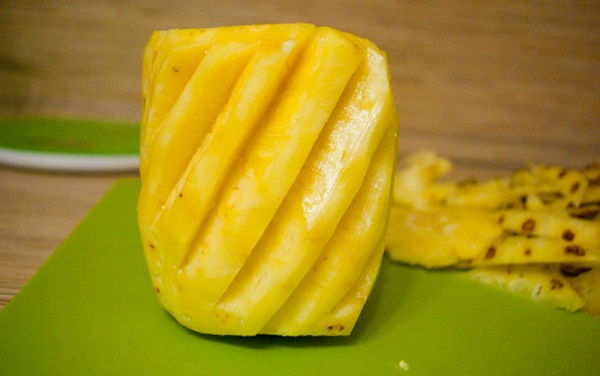 Wie man eine Ananas richtig und schön schneidet