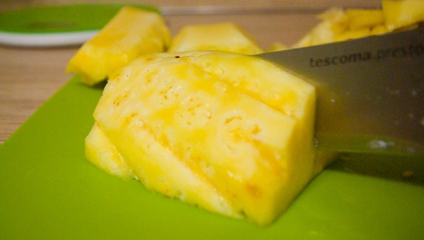 Wie man eine Ananas richtig und schön schneidet