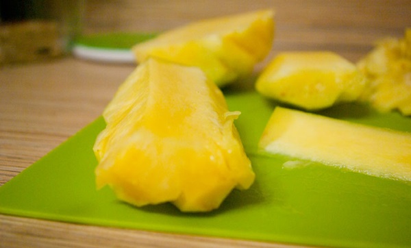 Wie man eine Ananas richtig und schön schneidet