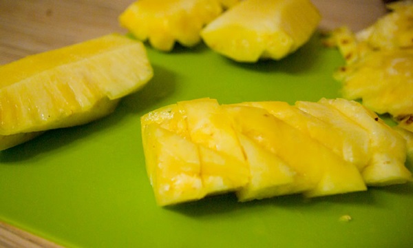 Wie man eine Ananas richtig und schön schneidet