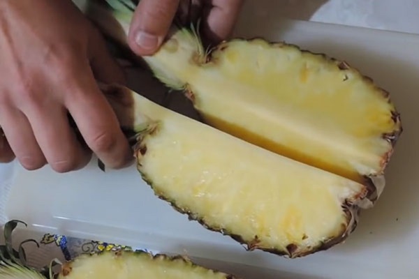 Wie man eine Ananas richtig und schön schneidet