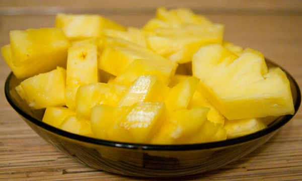 Wie man eine Ananas richtig und schön schneidet
