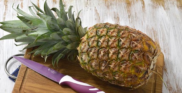 Wie man eine Ananas richtig und schön schneidet