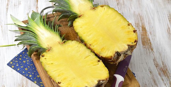 Wie man eine Ananas richtig und schön schneidet