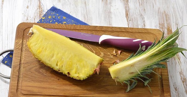 Wie man eine Ananas richtig und schön schneidet
