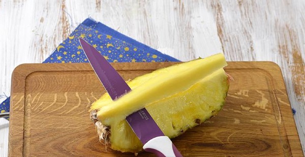 Wie man eine Ananas richtig und schön schneidet