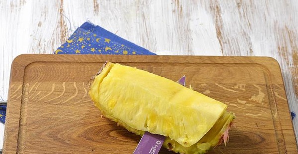 Wie man eine Ananas richtig und schön schneidet