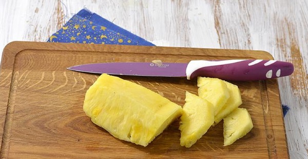 Wie man eine Ananas richtig und schön schneidet