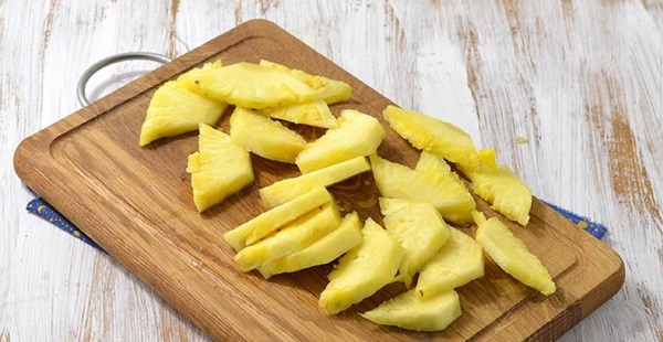 Wie man eine Ananas richtig und schön schneidet