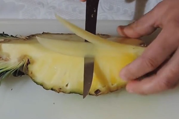 Wie man eine Ananas richtig und schön schneidet