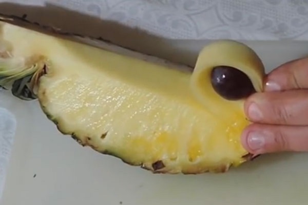 Wie man eine Ananas richtig und schön schneidet