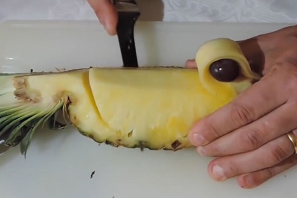 Wie man eine Ananas richtig und schön schneidet