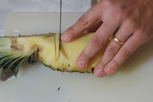 Wie man eine Ananas richtig und schön schneidet