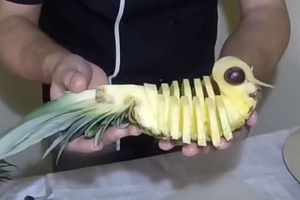 Wie man eine Ananas richtig und schön schneidet