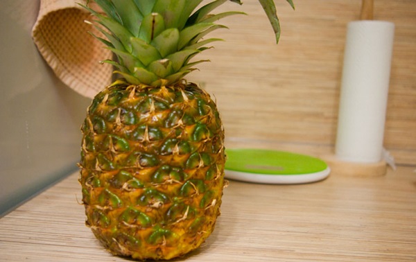 Wie man eine Ananas richtig und schön schneidet
