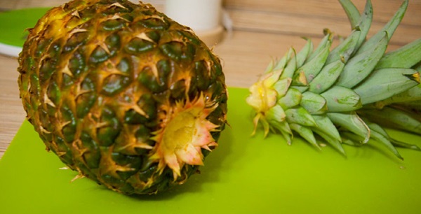 Wie man eine Ananas richtig und schön schneidet