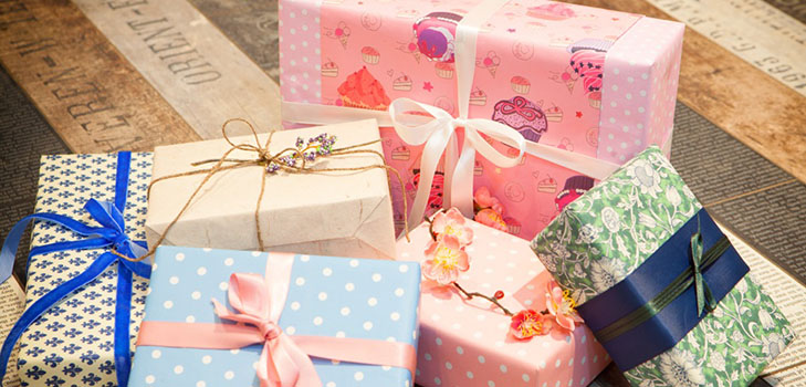 Wie man ein Geschenk in ein Geschenkpapier einpackt