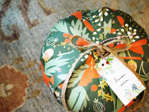 Wie man ein Geschenk in ein Geschenkpapier einpackt