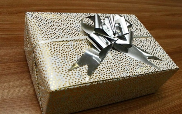 Wie man ein Geschenk in ein Geschenkpapier einpackt