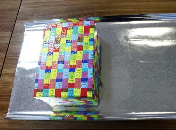 Wie man ein Geschenk in ein Geschenkpapier einpackt