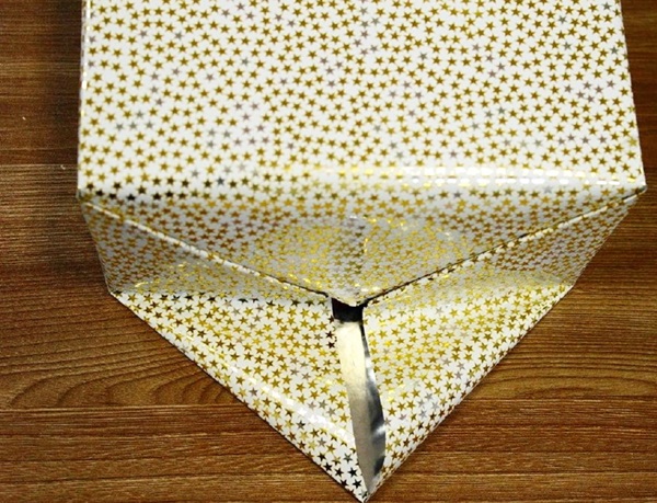 Wie man ein Geschenk in ein Geschenkpapier einpackt