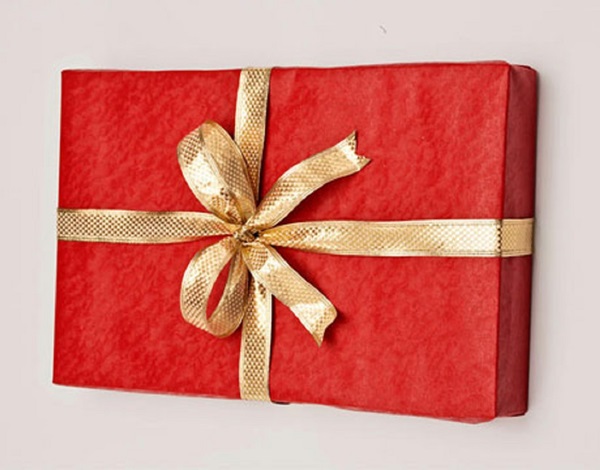 Wie man ein Geschenk in ein Geschenkpapier einpackt