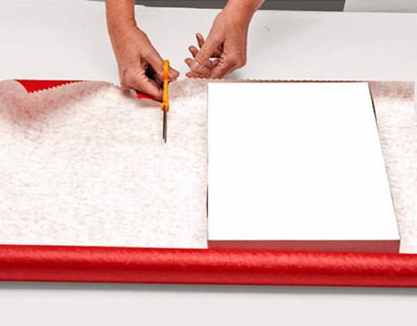 Wie man ein Geschenk in ein Geschenkpapier einpackt