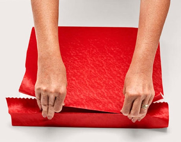 Wie man ein Geschenk in ein Geschenkpapier einpackt