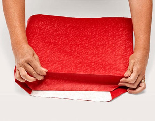 Wie man ein Geschenk in ein Geschenkpapier einpackt