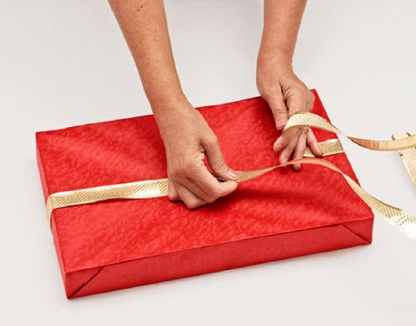 Wie man ein Geschenk in ein Geschenkpapier einpackt
