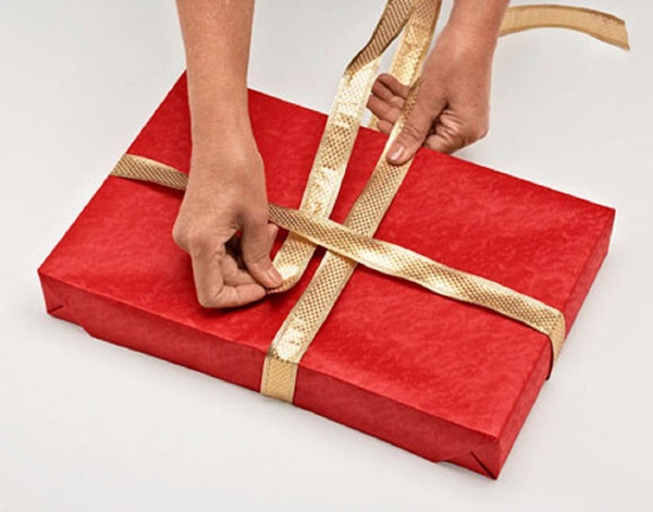 Wie man ein Geschenk in ein Geschenkpapier einpackt
