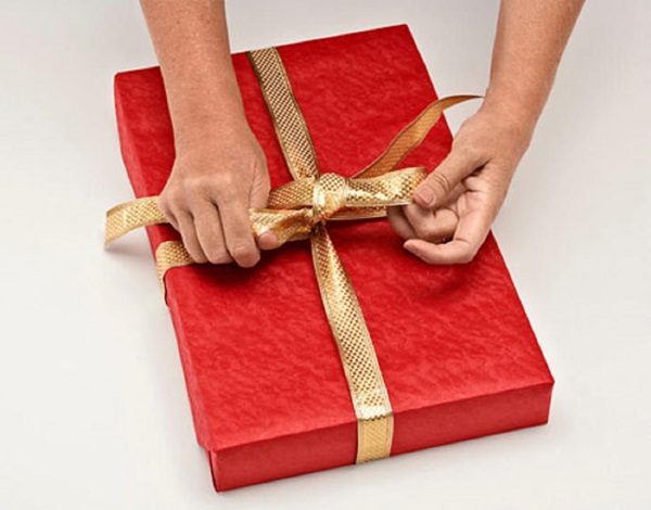 Wie man ein Geschenk in ein Geschenkpapier einpackt