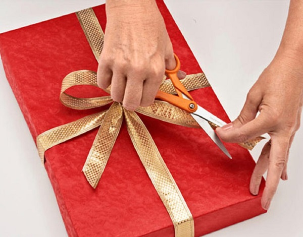 Wie man ein Geschenk in ein Geschenkpapier einpackt