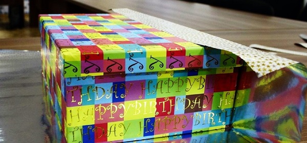 Wie man ein Geschenk in ein Geschenkpapier einpackt