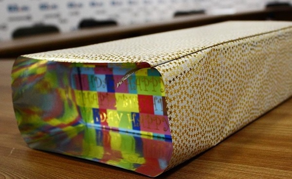 Wie man ein Geschenk in ein Geschenkpapier einpackt