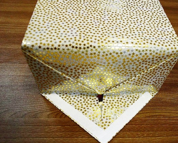 Wie man ein Geschenk in ein Geschenkpapier einpackt
