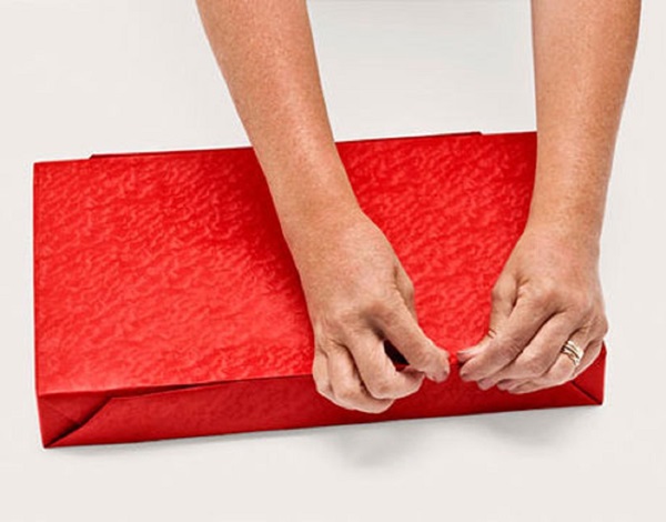 Wie man ein Geschenk in ein Geschenkpapier einpackt