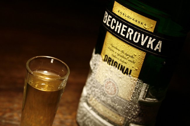 Wie trinkt man Becherovka?