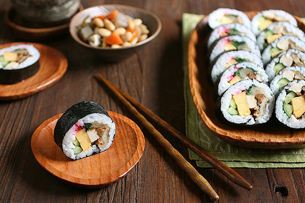 Wie man Stöcke für Sushi hält