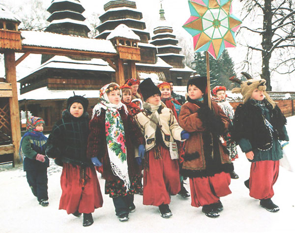 Wie man zu Weihnachten am 6. und 7. Januar und am Neujahrstag richtig caroling, was Sie sagen müssen - Gedichte, Lieder, Rituale, Kostüme