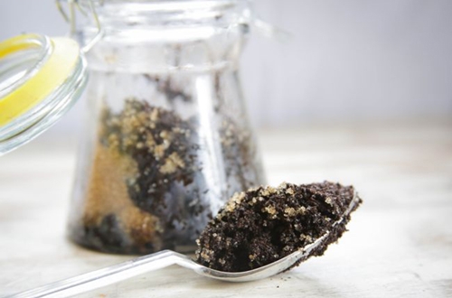 Wie man Anti-Cellulite-Peeling selbst macht: ein Rezept für zu Hause Kaffee-Peeling
