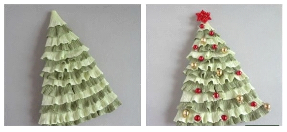 wir hängen an den gemachten Ornamenten dekorieren den Weihnachtsbaum