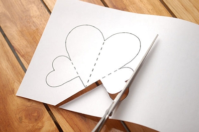 Wie man eine Karte zum Valentinstag mit eigenen Händen macht