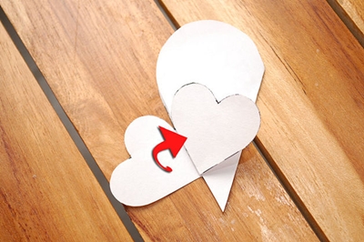 Wie man eine Karte zum Valentinstag mit eigenen Händen macht