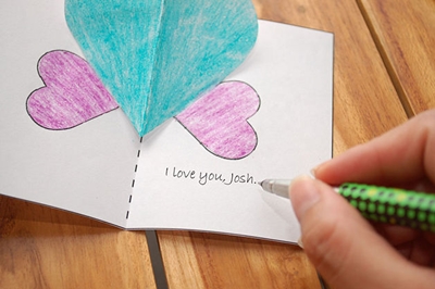 Wie man eine Grußkarte zum Valentinstag mit eigenen Händen macht, Schritt für Schritt Anleitung mit einem Foto