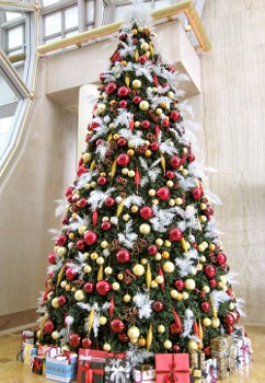 Wie man einen Weihnachtsbaum schmückt