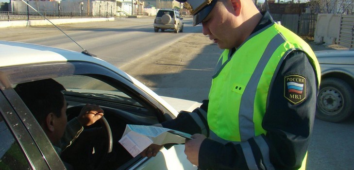 Wie man Geldbußen der Verkehrspolizei auf der Nummer des Autos überprüft