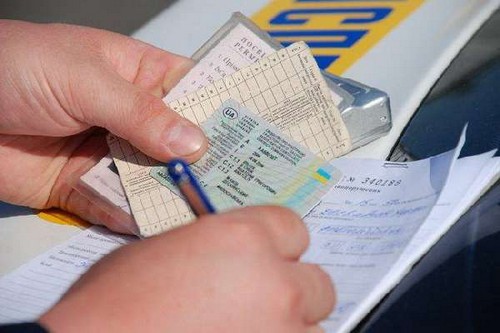 Wie man Geldbußen der Verkehrspolizei auf der Nummer des Autos überprüft
